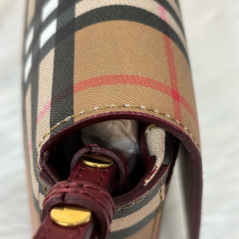 BURBERRY 4080066 PVC 防水格紋紅色牛皮 手拿包手機包郵差包記者包信差包小書包斜背包肩背包護照包-2