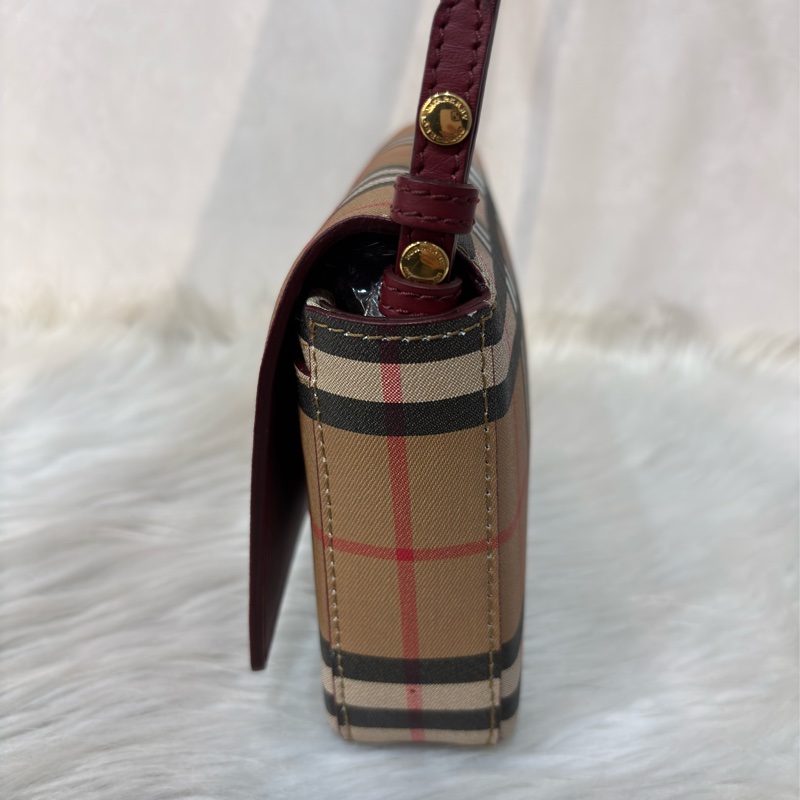 BURBERRY 4080066 PVC 防水格紋紅色牛皮 手拿包手機包郵差包記者包信差包小書包斜背包肩背包護照包-4