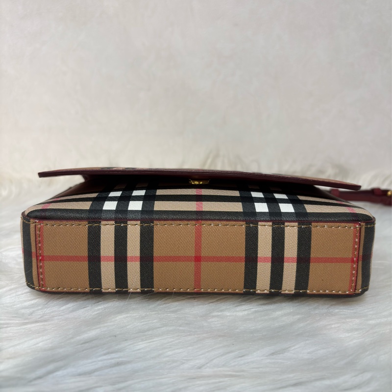 BURBERRY 4080066 PVC 防水格紋紅色牛皮 手拿包手機包郵差包記者包信差包小書包斜背包肩背包護照包-6