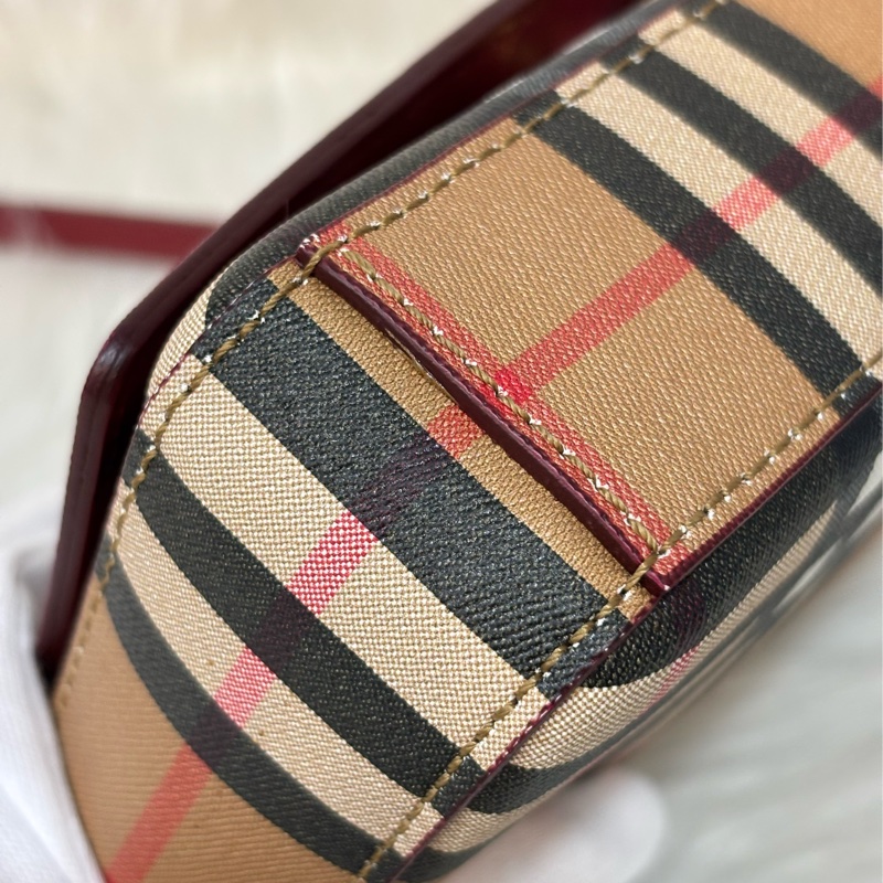 BURBERRY 4080066 PVC 防水格紋紅色牛皮 手拿包手機包郵差包記者包信差包小書包斜背包肩背包護照包-9