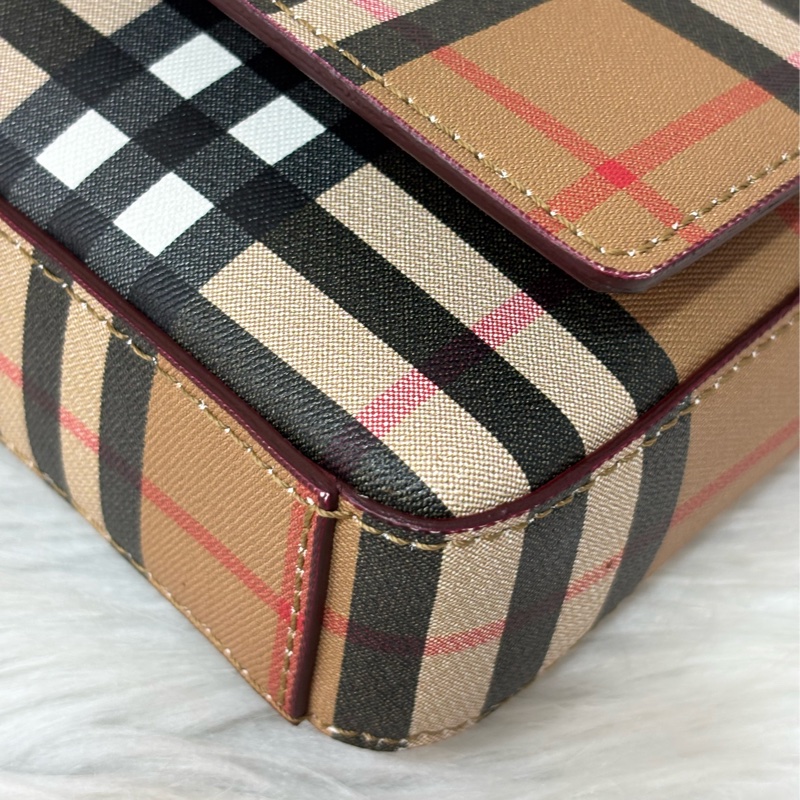 BURBERRY 4080066 PVC 防水格紋紅色牛皮 手拿包手機包郵差包記者包信差包小書包斜背包肩背包護照包-11