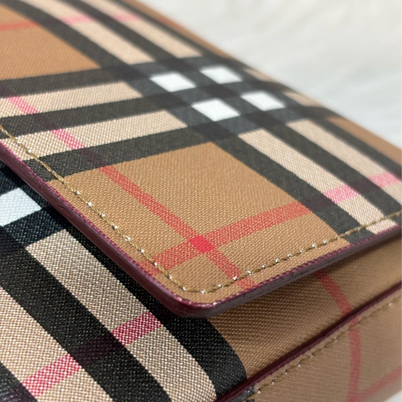 BURBERRY 4080066 PVC 防水格紋紅色牛皮 手拿包手機包郵差包記者包信差包小書包斜背包肩背包護照包-15