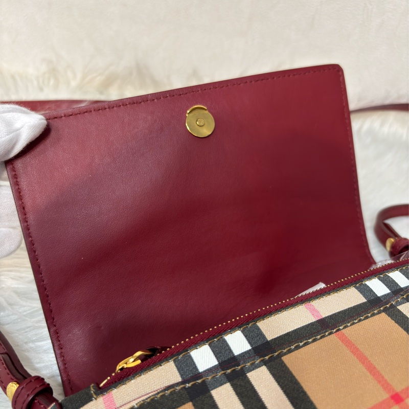 BURBERRY 4080066 PVC 防水格紋紅色牛皮 手拿包手機包郵差包記者包信差包小書包斜背包肩背包護照包-16