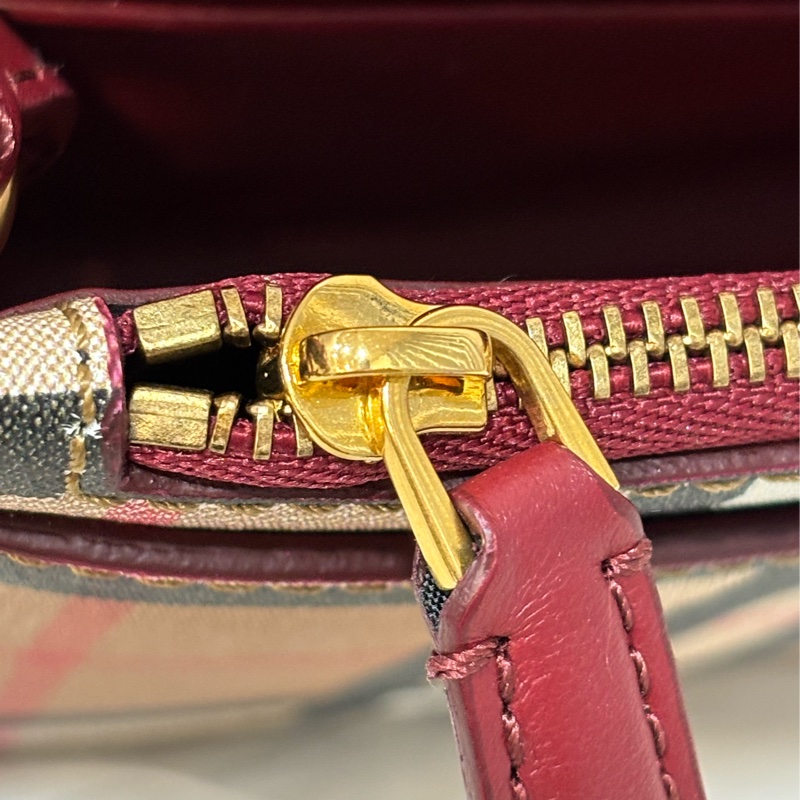 BURBERRY 4080066 PVC 防水格紋紅色牛皮 手拿包手機包郵差包記者包信差包小書包斜背包肩背包護照包-26