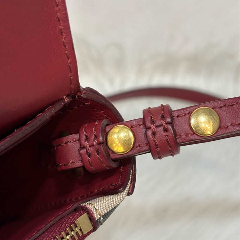 BURBERRY 4080066 PVC 防水格紋紅色牛皮 手拿包手機包郵差包記者包信差包小書包斜背包肩背包護照包-28
