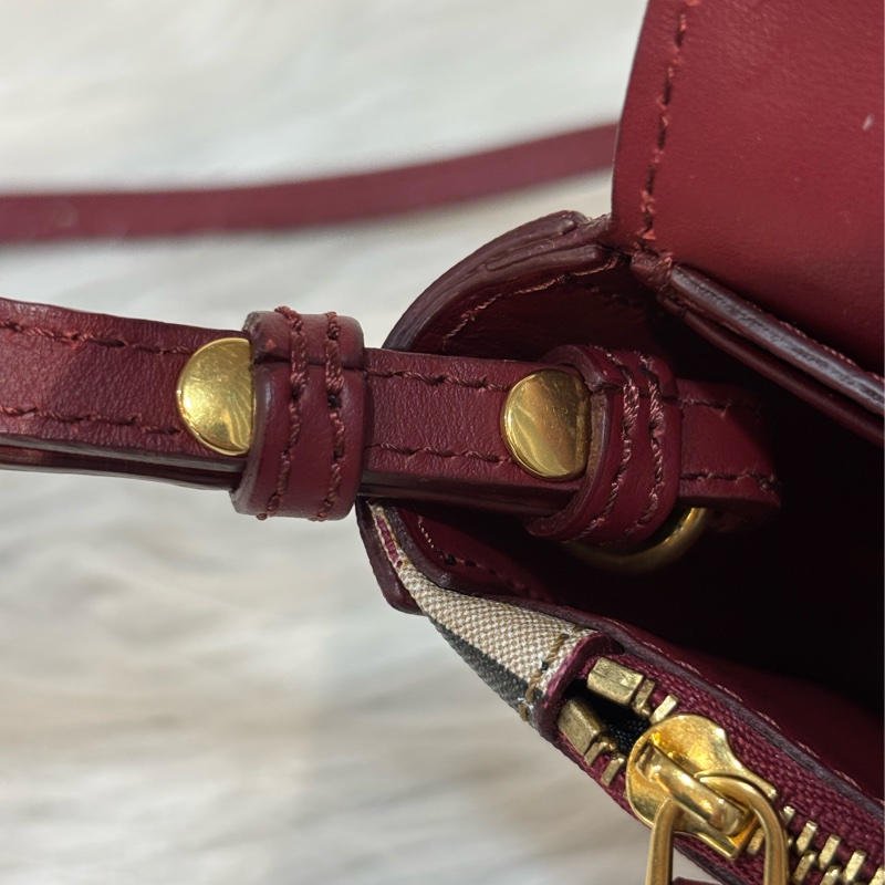 BURBERRY 4080066 PVC 防水格紋紅色牛皮 手拿包手機包郵差包記者包信差包小書包斜背包肩背包護照包-29