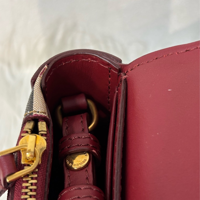 BURBERRY 4080066 PVC 防水格紋紅色牛皮 手拿包手機包郵差包記者包信差包小書包斜背包肩背包護照包-30