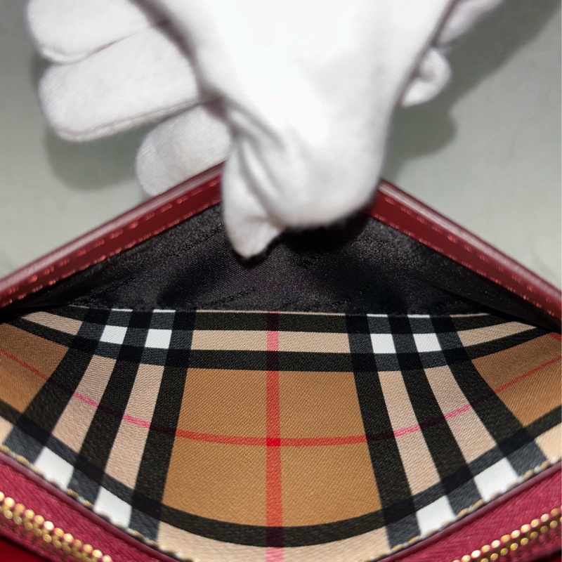 BURBERRY 4080066 PVC 防水格紋紅色牛皮 手拿包手機包郵差包記者包信差包小書包斜背包肩背包護照包-39