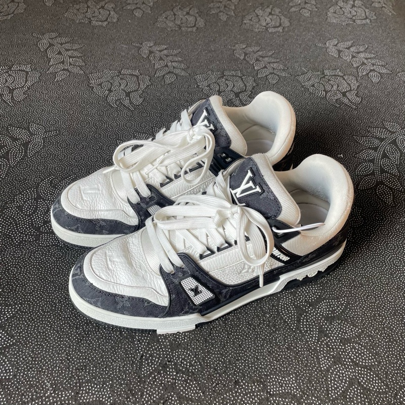 95新lv trainer黑白熊貓42碼無附件 成色不錯-0