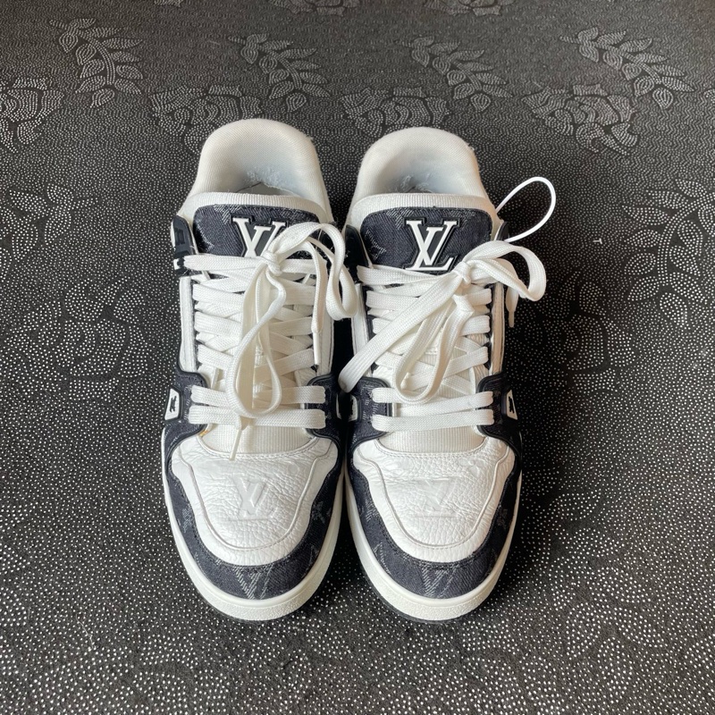 95新lv trainer黑白熊貓42碼無附件 成色不錯-1