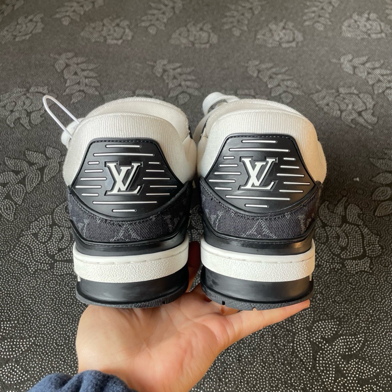 95新lv trainer黑白熊貓42碼無附件 成色不錯-2