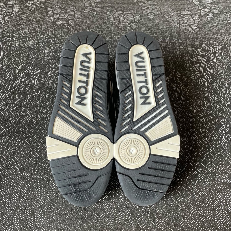 95新lv trainer黑白熊貓42碼無附件 成色不錯-3