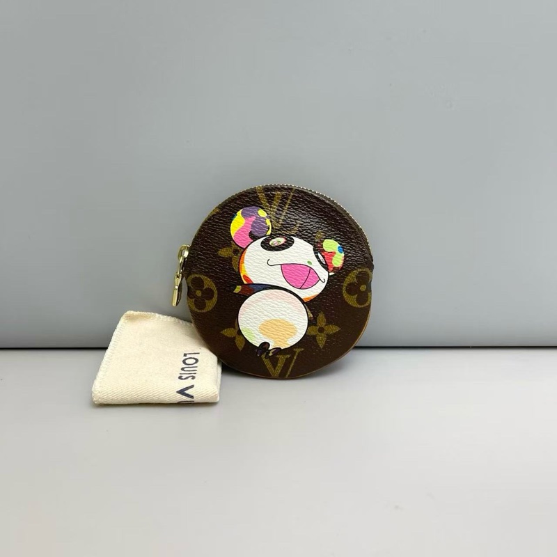 LV 老花村上隆熊貓零錢包 尺寸約10×10 附件塵袋 。-0