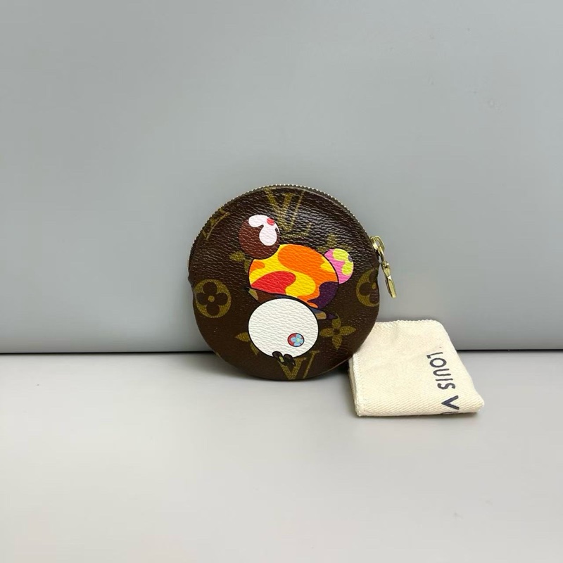 LV 老花村上隆熊貓零錢包 尺寸約10×10 附件塵袋 。-1