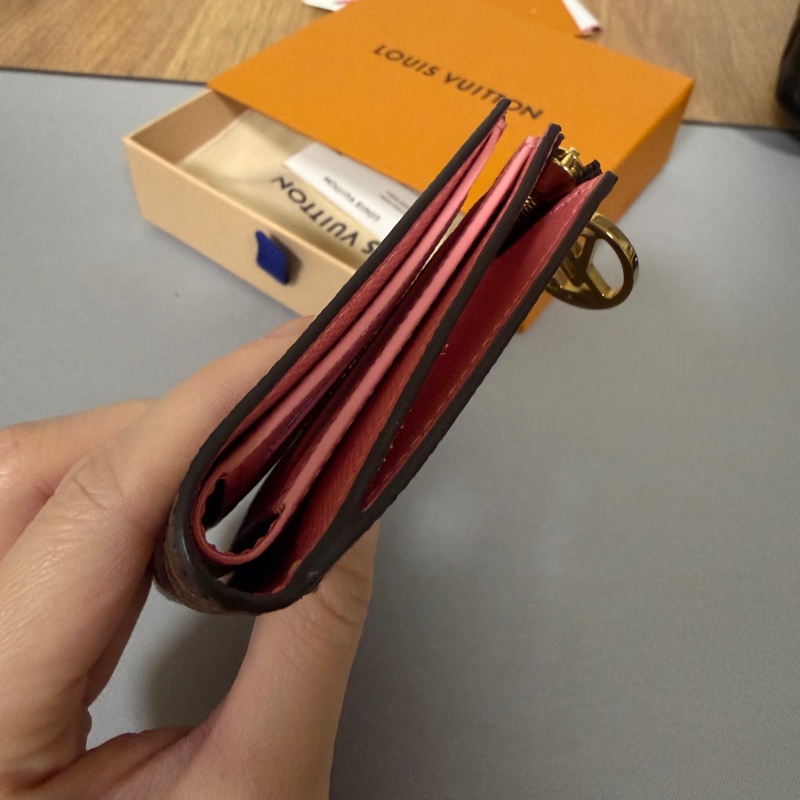 LV 原花金釦Lisa內玫粉色短夾M25692-3
