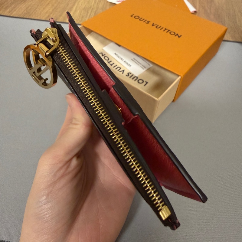LV 原花金釦Lisa內玫粉色短夾M25692-4