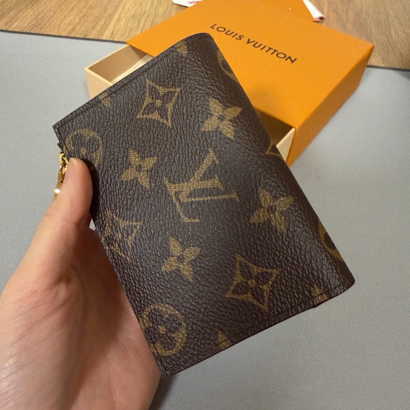 LV 原花金釦Lisa內玫粉色短夾M25692-5