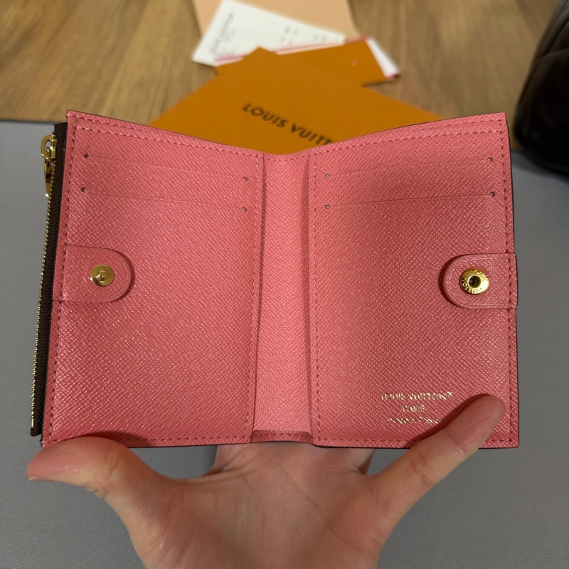 LV 原花金釦Lisa內玫粉色短夾M25692-7