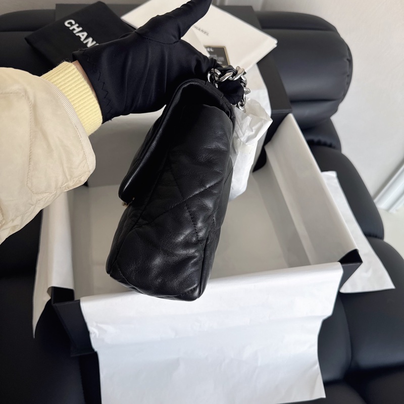 Chanel 黑金 19 Bag-4