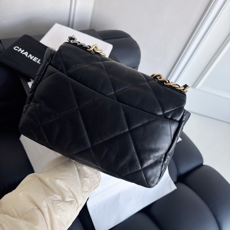 Chanel 黑金 19 Bag-6