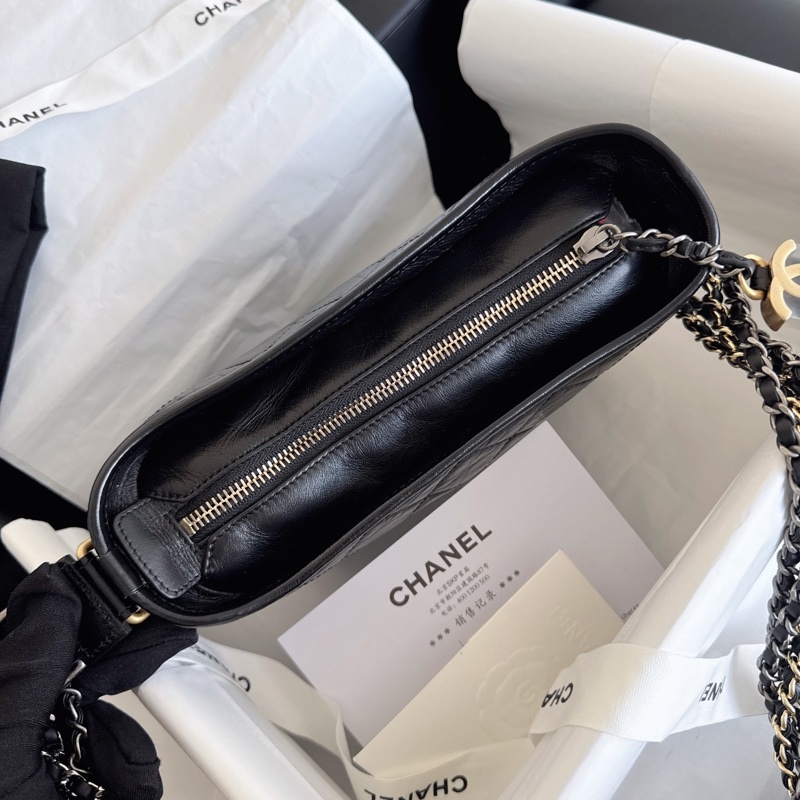 Chanel 黑金小號流浪包-7