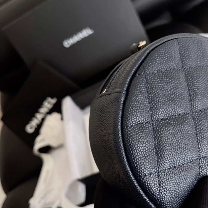 Chanel深藍色金扣荔枝皮小圓餅-3