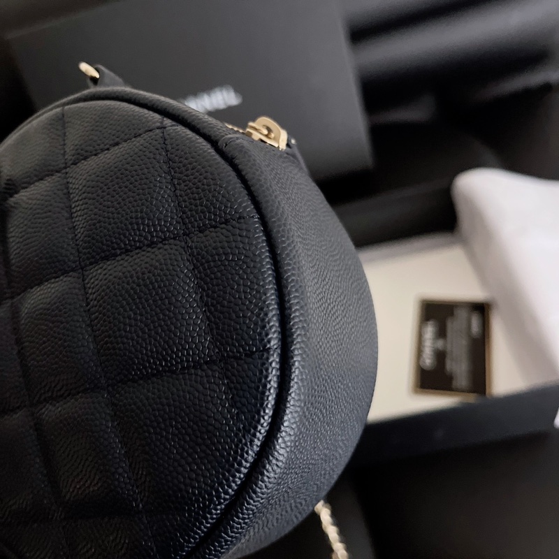 Chanel深藍色金扣荔枝皮小圓餅-4