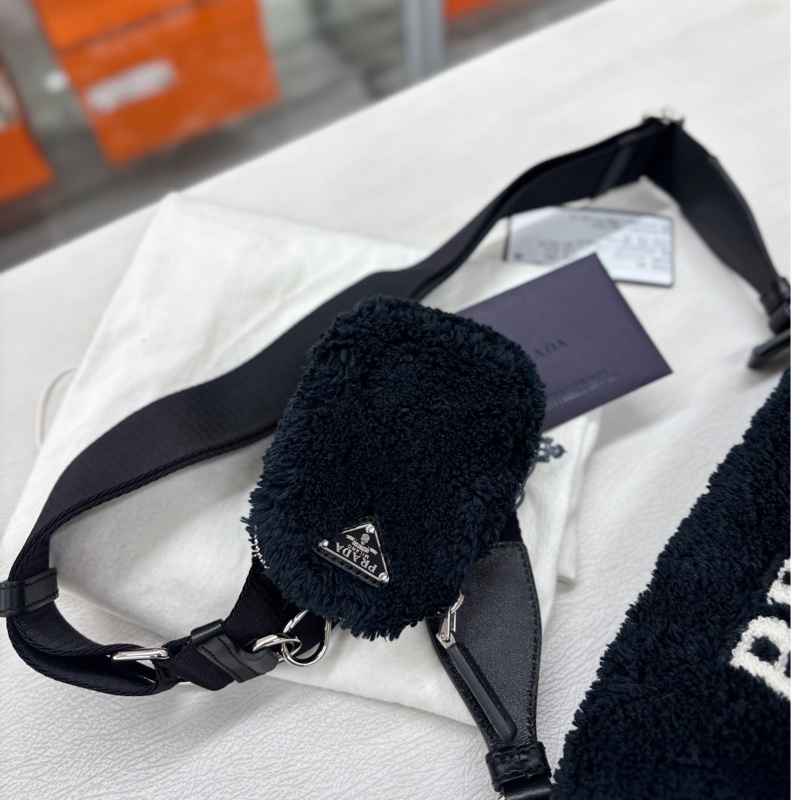 Prada 黑白三角毛毛包-1
