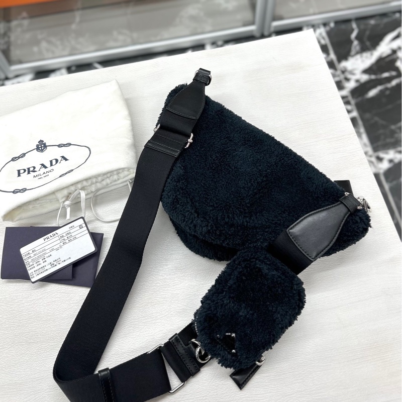 Prada 黑白三角毛毛包-3