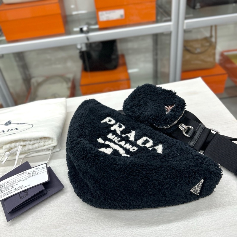 Prada 黑白三角毛毛包-4