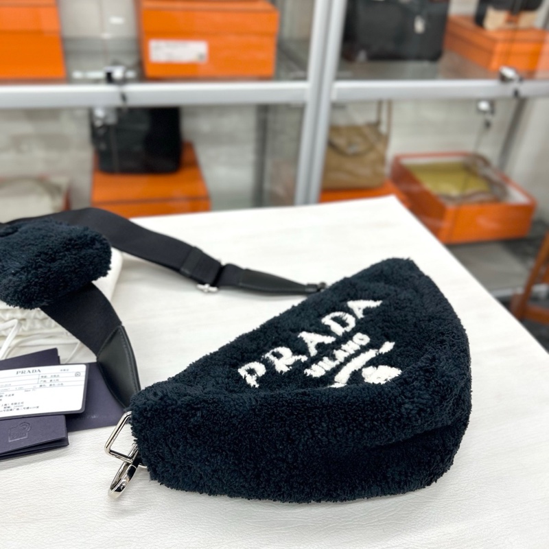 Prada 黑白三角毛毛包-5