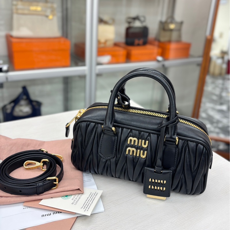 Miu Miu 黑金褶皺保齡球-0