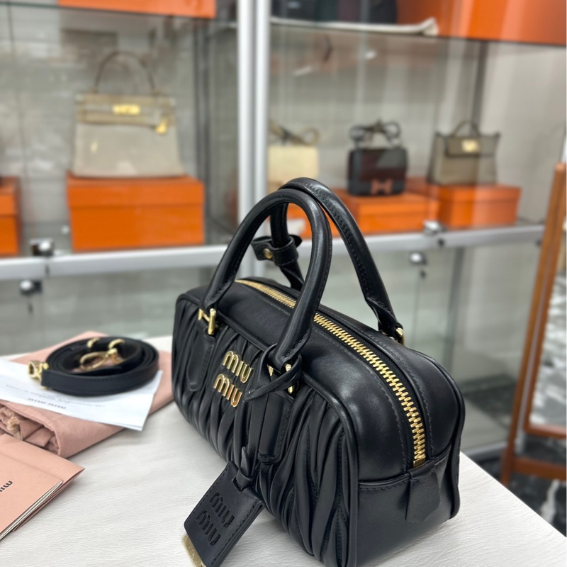 Miu Miu 黑金褶皺保齡球-1