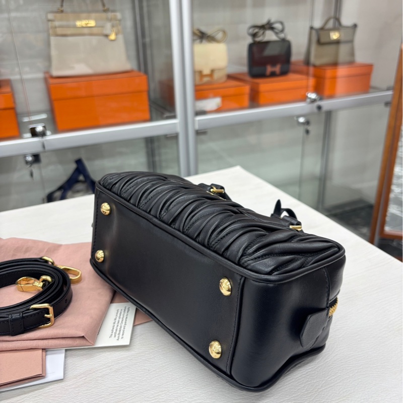 Miu Miu 黑金褶皺保齡球-5