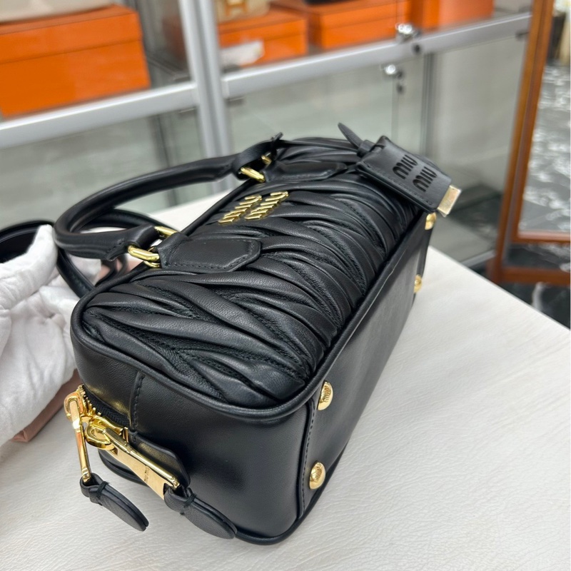 Miu Miu 黑金褶皺保齡球-6