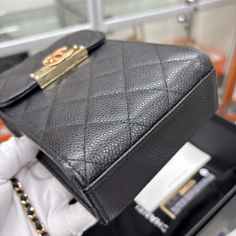 Chanel 黑金荔枝牛皮手機包-5