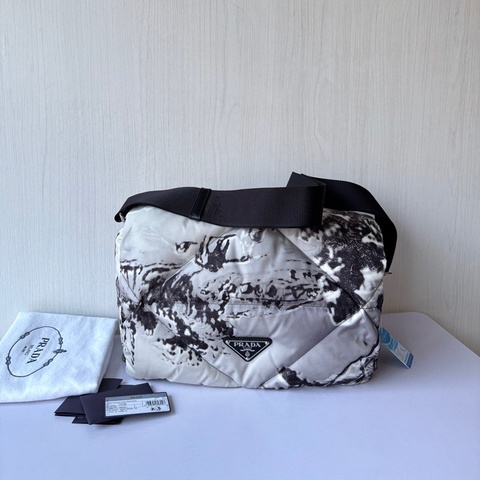 Prada 水墨尼龍泡芙郵差包