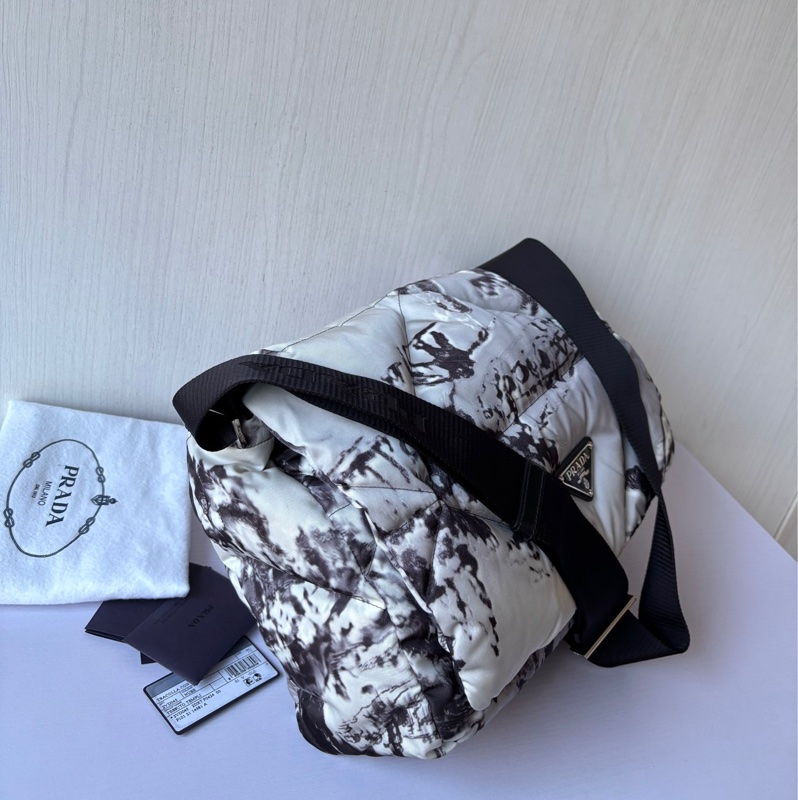 Prada 水墨尼龍泡芙郵差包-1