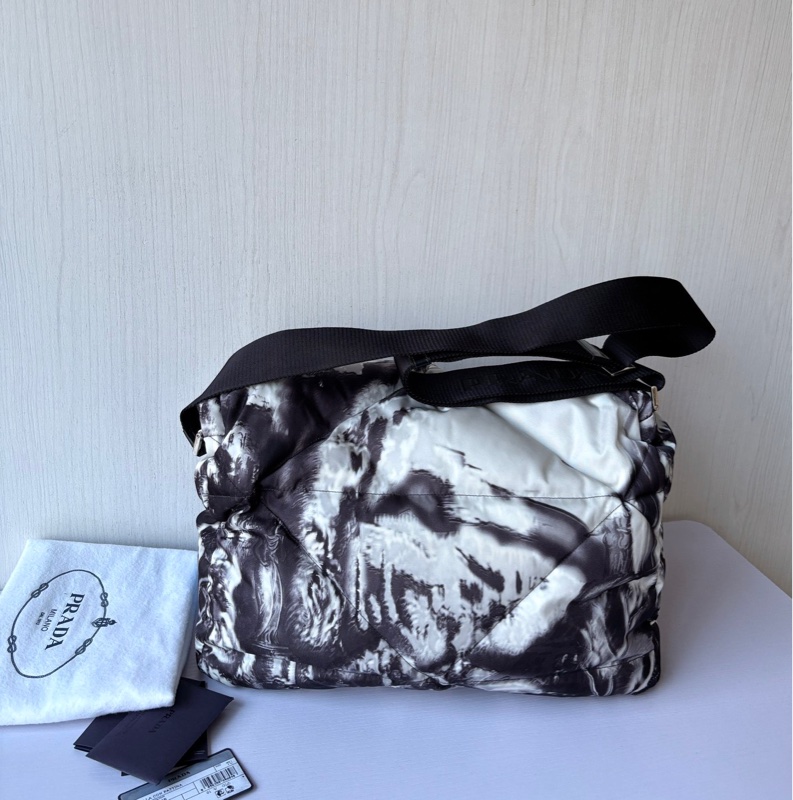 Prada 水墨尼龍泡芙郵差包-3
