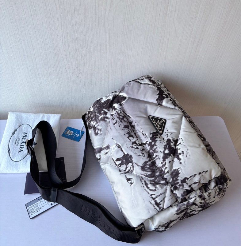 Prada 水墨尼龍泡芙郵差包-4