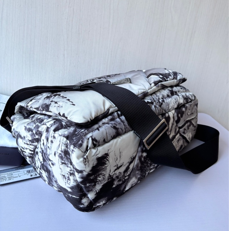 Prada 水墨尼龍泡芙郵差包-5