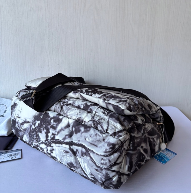 Prada 水墨尼龍泡芙郵差包-6