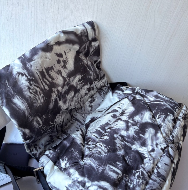 Prada 水墨尼龍泡芙郵差包-7