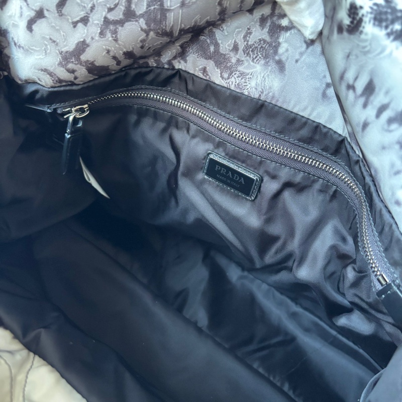 Prada 水墨尼龍泡芙郵差包-8