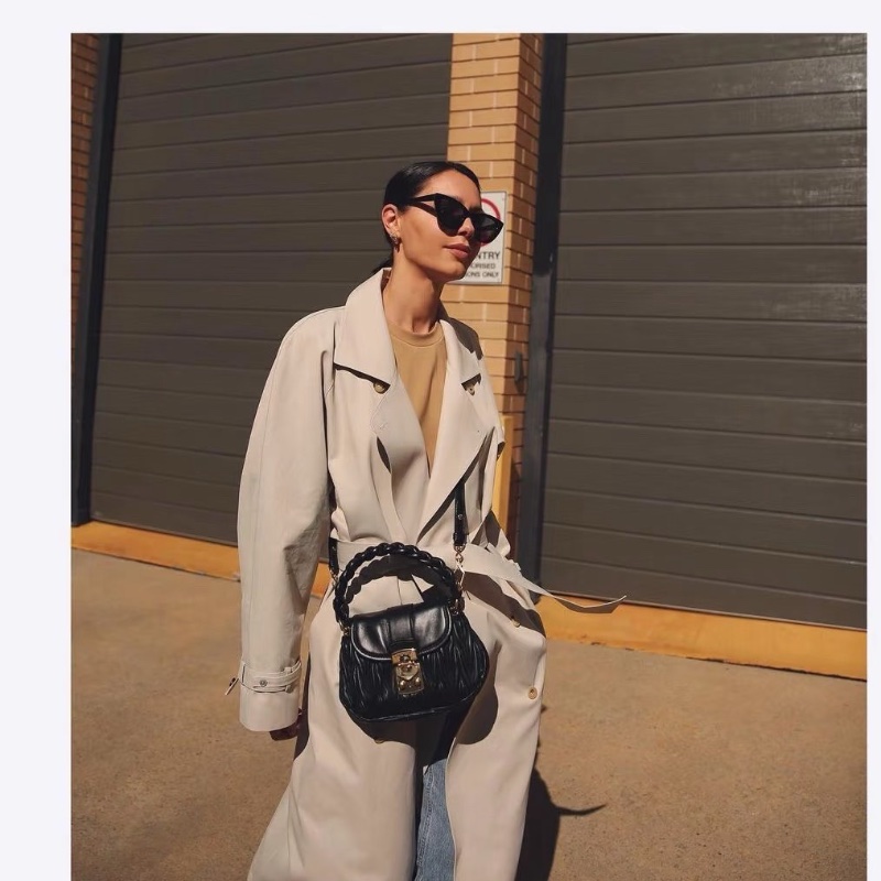 MiuMiu 新款黑金褶皺元寶斜背包22*4*15 99新塵袋保卡-0