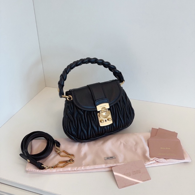 MiuMiu 新款黑金褶皺元寶斜背包22*4*15 99新塵袋保卡-2