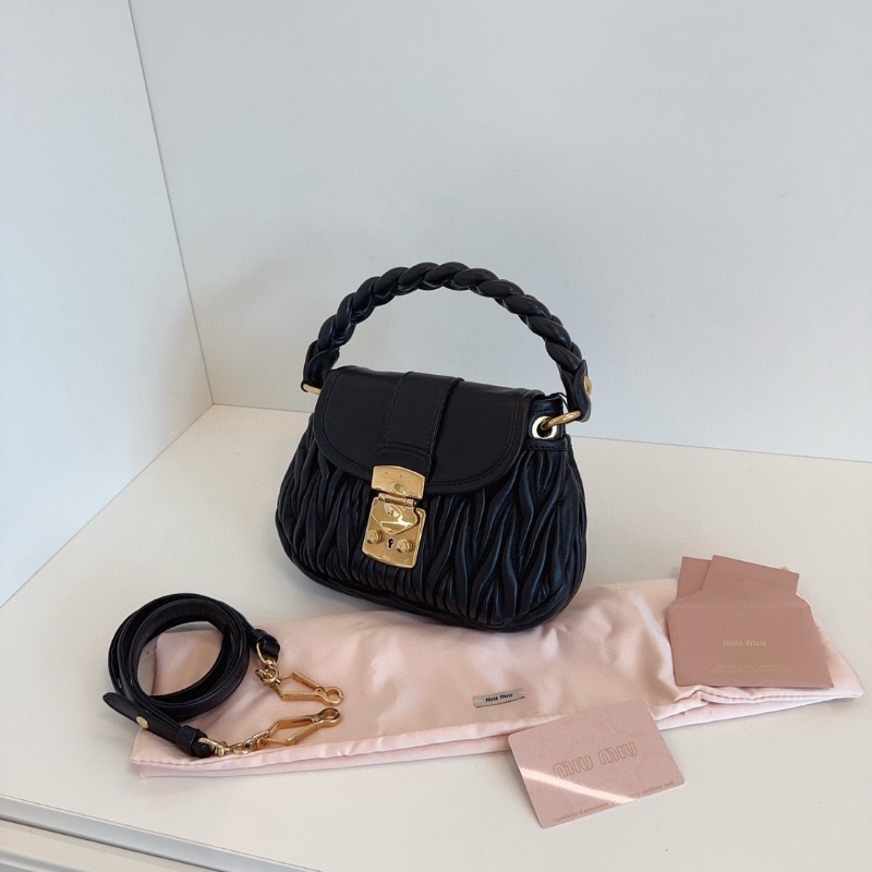 MiuMiu 新款黑金褶皺元寶斜背包22*4*15 99新塵袋保卡-3