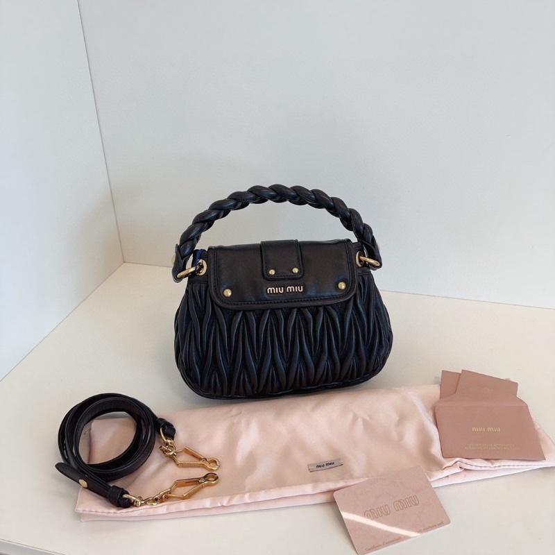 MiuMiu 新款黑金褶皺元寶斜背包22*4*15 99新塵袋保卡-4