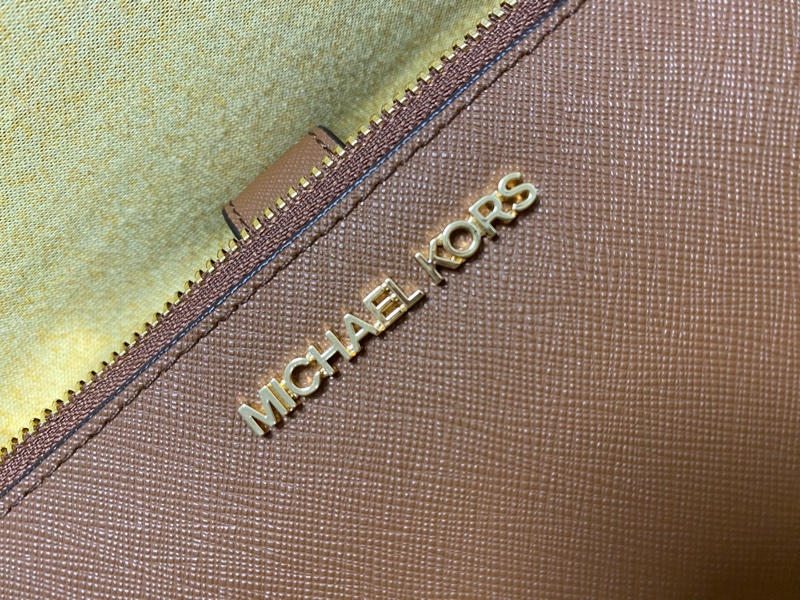 Michael Kors 手拿包。手腕包 長夾。手機包-1