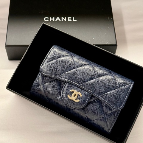 Chanel 深藍銀釦荔枝牛皮雙層卡包 全配男女皆宜